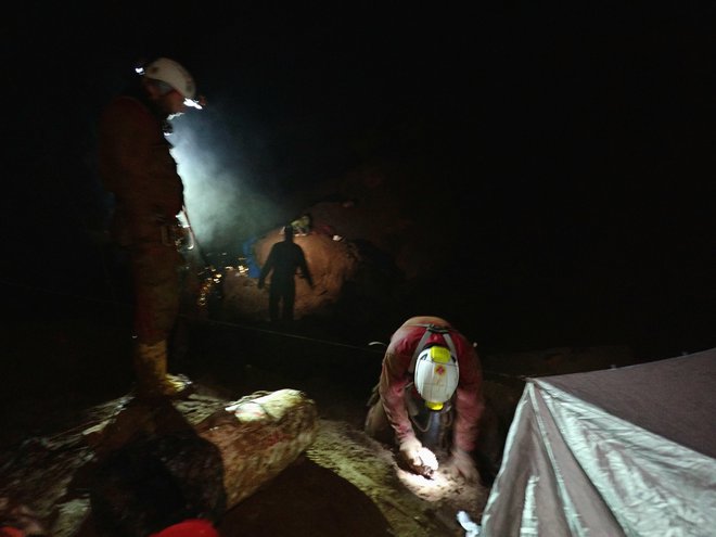 Reševalna jamarska služba je imela težave zaradi ožine rova, kjer je bila ponesrečenka. FOTO: Črt Piksi/Delo