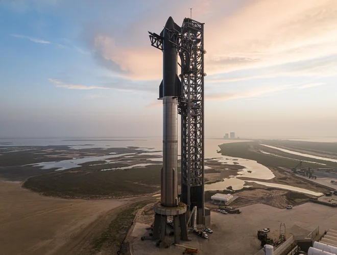 Starship bo moral še nekoliko počakati, da zasije v vsej svoji moči. FOTO: Spacex

 
