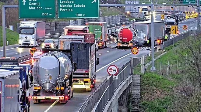 V nesreči je življenje izgubil voznik tovornjaka. FOTO: Promet.si