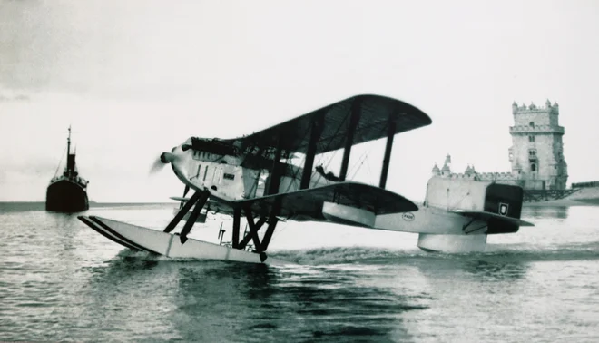 Takole sta vojaški pilot Sacadura Cabral in mornariški častnik Gago Coutinho 30. marca 1922 poletela iz Lizbone. FOTO: Wikipedija