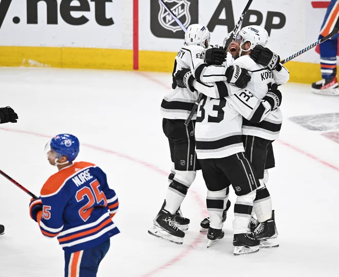 Slovenski hokejski zvezdnik Anže Kopitar je s svojimi Los Angeles Kings z zmago začel končnico prvenstva NHL na zahodu. FOTO: Walter Tychnowicz/USA Today Sports, Reuters Con