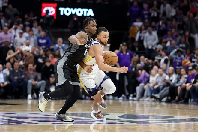 Na zahodu so Sacramento Kings s 114:106 premagali branilce naslova Golden State Warriors in jih tudi le še dve zmagi ločita od napredovanja. FOTO: Ezra Shaw Getty Images /AFP