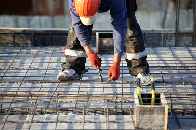 Trajnostna gradnja spodbuja uporabo okolju prijaznih gradbenih materialov in recikliranje gradbenih odpadkov. FOTO: Depositphotos