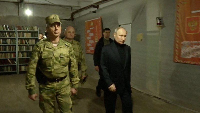 Fotografija: »Vrhovni poveljnik ruskih oboroženih sil je obiskal poveljstvo vojaške skupine Dneper« v regiji Herson na jugu ter poveljstvo ruske nacionalne garde v regiji Lugansk na vzhodu, so sporočili iz Kremlja. FOTO: Reuters