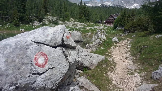 Za označevanje več kot 10.000 km planinskih poti skrbi manj kot 1.000 markacistov. FOTO: arhiv Zavarovalnice Triglav