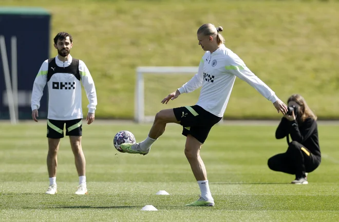Cityjeva aduta Bernardo Silva in Erling Braut Haaland med zadnjim treningom. FOTO: Jason Cairnduff/Reuters