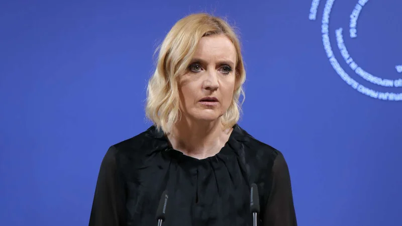 »Slišali smo šokantne izpovedi o tem, da so v tem obdobju živeli ne samo pod neko težo pritiskov, ampak v psihozi, deležni so bili tudi fizičnih groženj, kaj se jim lahko zgodi, če ne bodo delovali tako, kot zapoveduje nova politična klima,« je zaslišanja več prič povzela predsednica preiskovalne komisije DZ, ki preiskuje sume nezakonitega financiranja političnih strank, Mojca Šetinc Pašek. FOTO: Nace Hočevar/STA