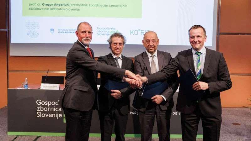 Fotografija: Dogovor, usmerjen v zvišanje dodane vrednosti, so podpisali predsednik rektorske konference Gregor Majdič, predsednik vlade Robert Golob, predsednik GZS Tibor Šimonka in predsednik Koordinacije samostojnih raziskovalnih institutov Slovenije Gregor Anderluh. FOTO: Nebojša Tejić/STA