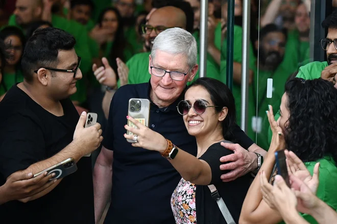 Izvršni direktor Appla Tim Cook je pozdravil prve obiskovalce Applove trgovine v Mumbaju. FOTO: Punit Parandžpe/AFP