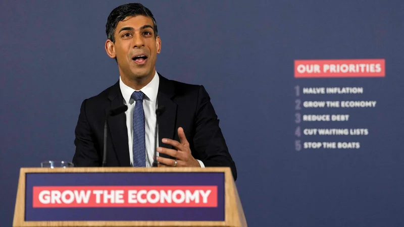 Najnovejši škandal, v katerega se je zapletel britanski premier Rishi Sunak, je predvsem voda na mlin za opozicijo. Foto: Kirsty Wigglesworth/Afp