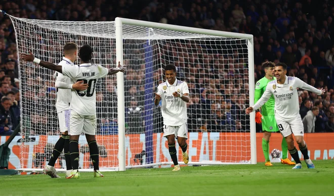 Takole so se veselili Realovi asi Federico Valverde, Vinicius Junior in Dani Ceballos, potem ko je zabil gol Rodrygo. FOTO: Matthew Childs/Reuters