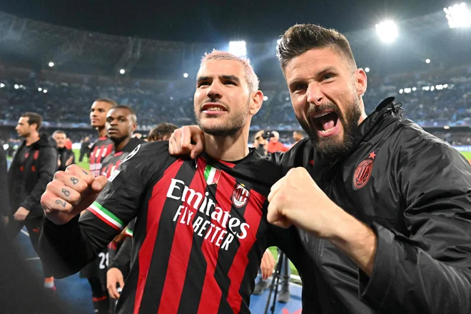 Milanov branilec Theo Hernandez in napadalec Olivier Giroud sta proslavila preboj kluba v polfinale lige prvakov. FOTO: Alberto Pizzoli/AFP