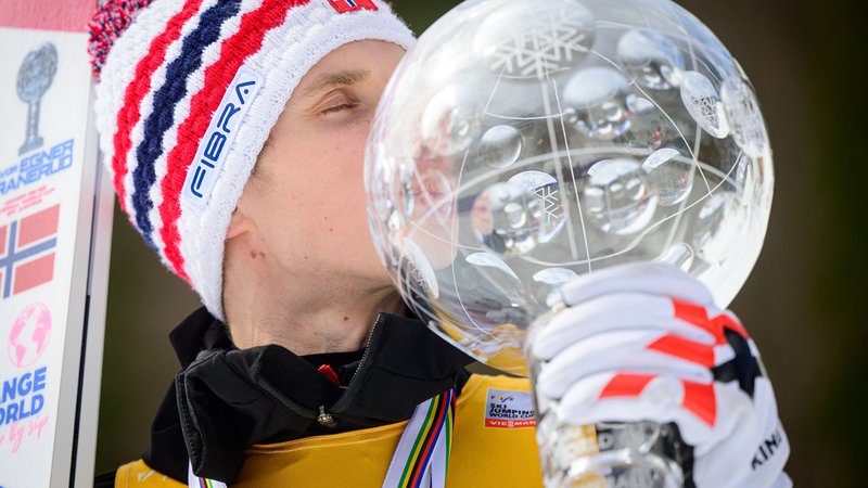 Fotografija: Halvor Egner Granerud je kot prvi norveški smučarski skakalec še drugič osvojil veliki kristalni globus. FOTO: Jure Makovec/AFP