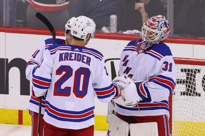 Na vzhodu so mladi New Jersey Devils v domačem Newarku s kar  1:5 klonili proti izkušenim New York Rangers. FOTO: Ed Mulholland/USA Today Sports, Reuters Con