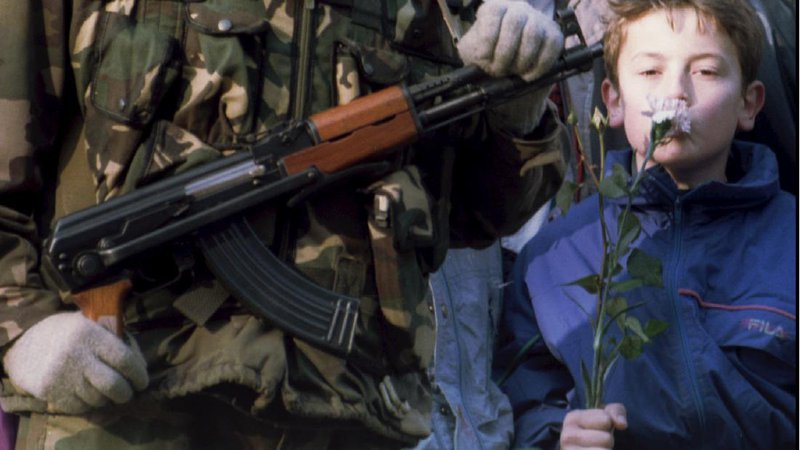 Fotografija: Kako obravnavati kopico predstav, ki so nastale v obleganem Sarajevu, se med drugim sprašuje avtorica. (Fotografija je nastala v Sarajevu leta 1995). FOTO: Laszlo Balogh/Reuters