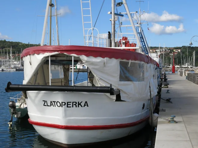 Ribiška in turistična ladja na izolskem pomolu, last bratov Radolovič. FOTO: Boris Šuligoj