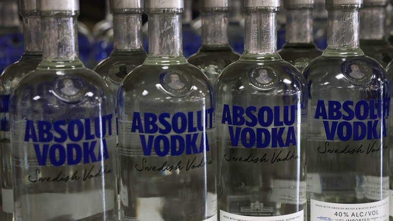 Fotografija: Pijačarski velikan Pernod Ricard je moral prodajo švedske vodke Absolut v Rusiji zaradi ogorčenja javnosti ustaviti. Foto Alex Wong/AFP
