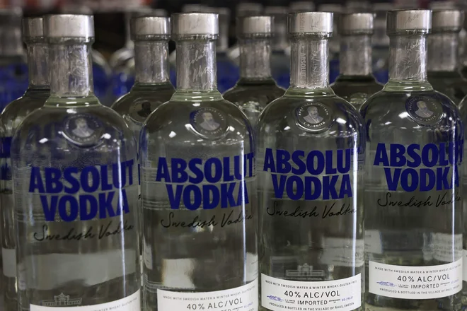 Pijačarski velikan Pernod Ricard je moral prodajo švedske vodke Absolut v Rusiji zaradi ogorčenja javnosti ustaviti. Foto Alex Wong/AFP