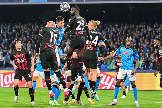 Branilci Theo Hernandez, Fikayo Tomori in Simon Kjaer so uspešno kljubovali Napolijevim napadom. FOTO: Alberto Pizzoli/AFP