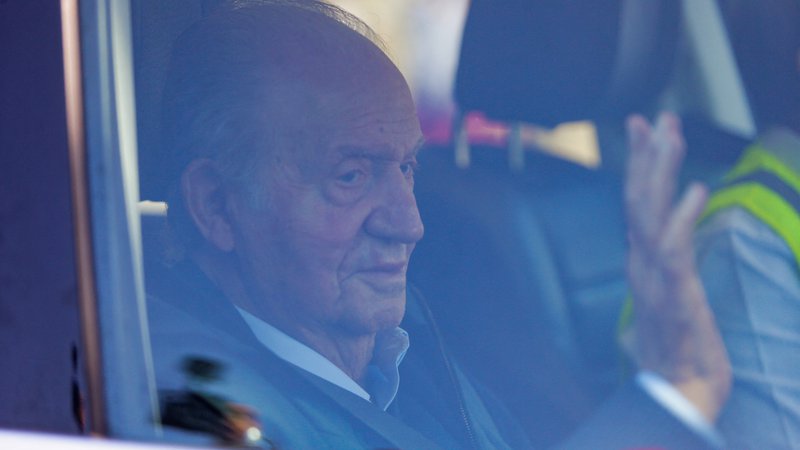 Fotografija: Nekdanji španski kralj Juan Carlos je v Vigo z zasebnim letalom priletel iz Londona. FOTO: Miguel Vidal/Reuters