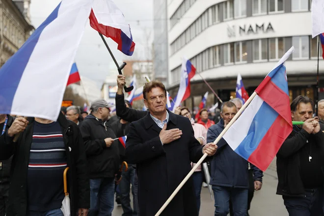 Tako kot na shodu upokojencev, ki jih prireja Pavle Rupoar, tudi na shodu veteranov proti ukinitvi Muzeja osamosvojitve Slovenije prevladujejo slovenske zastave. FOTO: Leon Vidic