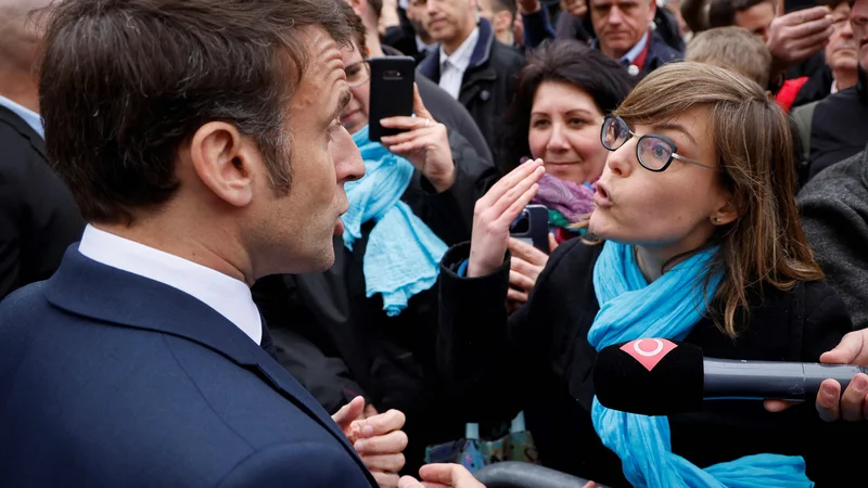 Predsednik Emmanuel Macron je včeraj obiskal Sélestat v Alzaciji. Foto Ludovic Marin/AFP