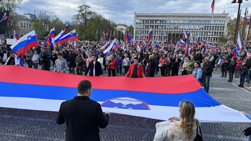 Fotografija: Protestno zborovanje VSO, ki ga vodi prvi predsednik vlade v samostojni Sloveniji Lojze Peterle, poteka pod geslom Za Slovenijo. FOTO: Voranc Vogel