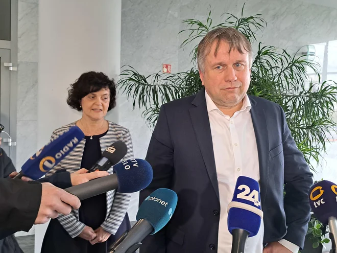 Predsednik uprave Aleš Skok je že po včerajšnjem zboru delavcev povedal: »Z vidika uprave ni prav nobenega razloga, da bi prišlo do stavke, ker so naši pogoji taki, da bi lahko trdil, da se uvrščamo v vrh slovenskih podobnih družb.« FOTO: Špela Kuralt/Delo