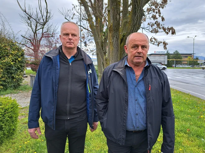 Sindikalista Ivan Žaberl (levo) in Franc Grabler sta včeraj povedala, da ni higienično, da ima družba take dobičke, hkrati pa imajo nekateri osnovno plačo nižjo od minimalne. Danes so se vse dogovorili. FOTO: Špela Kuralt/Delo