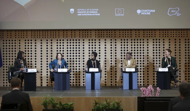 Voditeljski panel je bil posvečen predvsem deljenju izkušenj držav pri soočanju z izzivi podnebne varnosti. FOTO: Jože Suhadolnik/Delo