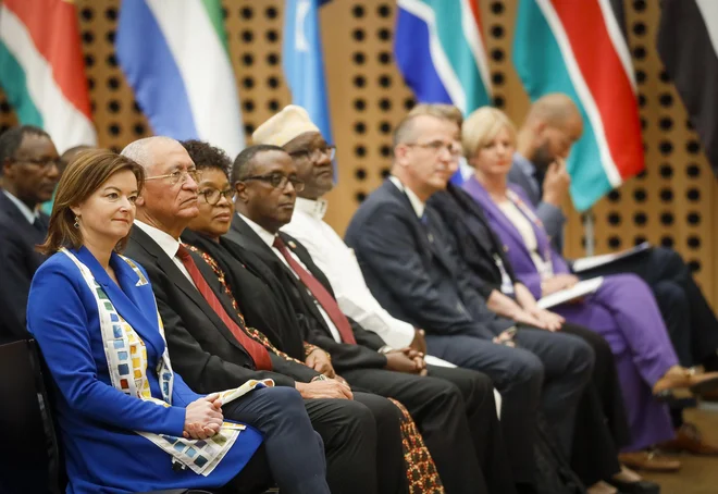 Vodja slovenske diplomacije Tanja Fajon skupaj z ministrskimi kolegi iz štirih afriških držav. FOTO: Jože Suhadolnik/Delo