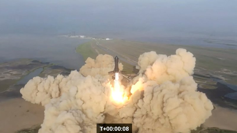 Fotografija: Nova raketa podjetja SpaceX je vzletela, vendar daleč ni prišla. FOTO: Spacex/Reuters

 