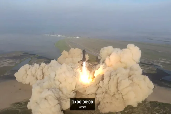 Nova raketa podjetja SpaceX je vzletela, vendar daleč ni prišla. FOTO: Spacex/Reuters

 