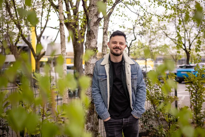 Žan Hauptman je drugi album Blizu izdal v slovenščini. Foto Črt Piksi