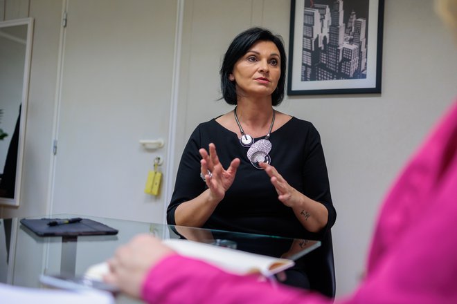 Simona Špilak: podjetja zelo truditi, da bodo zanimiva za vodstvene kadre, ki so na zahtevnih delovnih mestih. FOTO: Črt Piksi/Delo