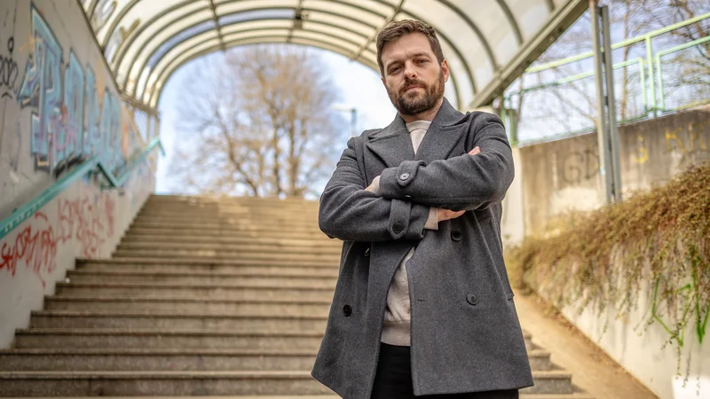 Rad bi pripovedoval zgodbe, ki so zanimive, zabavne in pomembne, hkrati pa nenavadne, celo magične, pravi obetavni režiser Dominik Mencej. FOTO: Črt Piksi