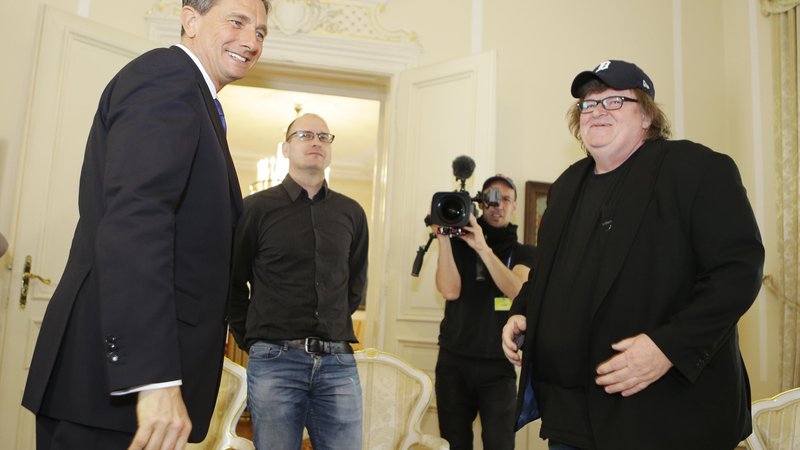 Fotografija: Michael Moore je prišel tudi v Slovenijo, kjer je leta 2015 proučeval naš šolski sistem in predsednika Boruta Pahorja. FOTO: Jože Suhadolnik/Delo