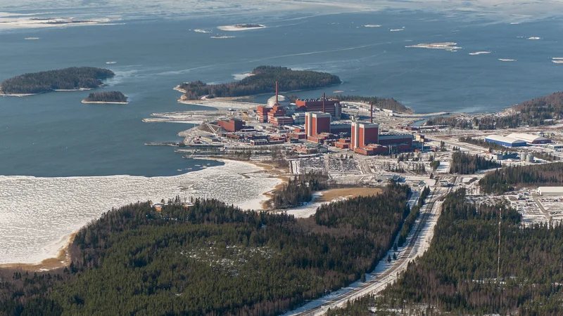 Fotografija: Pogled na jedrsko elektrarno Olkiluoto na Finskem, kjer je začel obratovati največji jedrski reaktor v Evropi Olkiluoto 3. FOTO: Tapani Karjanlahti/AFP