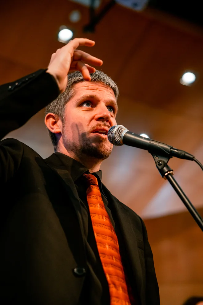 David Preložnik je član organizacijskega odbora Mladinskega pevskega festivala v Celju ter učitelj in zborovodja na Gimnaziji Celje – Center: »Časi so taki, da se je treba povezovati in sodelovati, se ukvarjati z energijo in vzgojo mladih v duhu sodelovanja in povezovanja.« FOTO: Robi Valenti