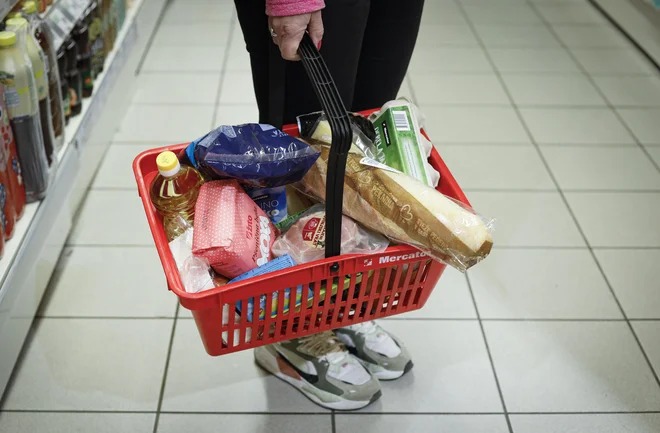 Sedanja vlada je nekoliko naivno mislila, da bo popis cen osnovne košarice življenjskih proizvodov rešil vse probleme. FOTO: Jože Suhadolnik/Delo