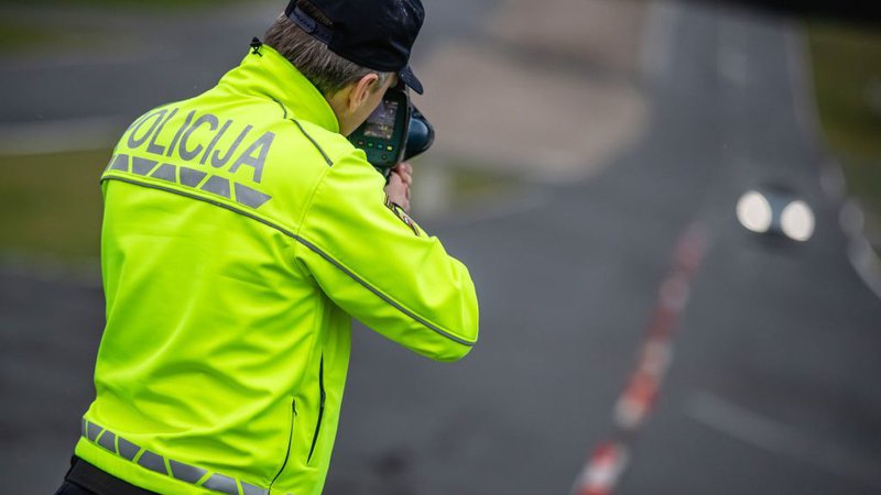Fotografija: Policisti bodo v današnji nadzor hitrosti vključili vsa tehnična sredstva, ki jih imajo na voljo. FOTO: Uroš Modlic/AMZS
