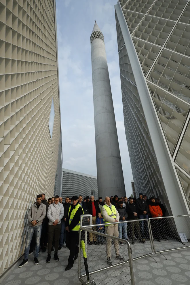 V duhu dobrih medsosedskih odnosov bo danes ob 17. uri na ploščadi muslimanskega centra potekalo praznovanje ramazanskega bajrama s sosedi. FOTO: Jože Suhadolnik/Delo