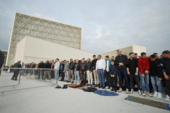 Muslimani po koncu postnega meseca ramazana danes začenjajo tridnevno praznovanje ali ramazanski bajram. FOTO: Jože Suhadolnik/Delo