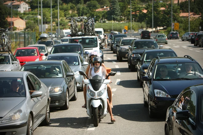 Občina Piran je zahtevala, da se najprej zgradi HC Dragonja–Koper, zaradi bojazni, da bi se tranzitni promet preusmeril na HC Lucija–Jagodje in bi se prometni zamašek samo prestavil. FOTO:  Jure Eržen