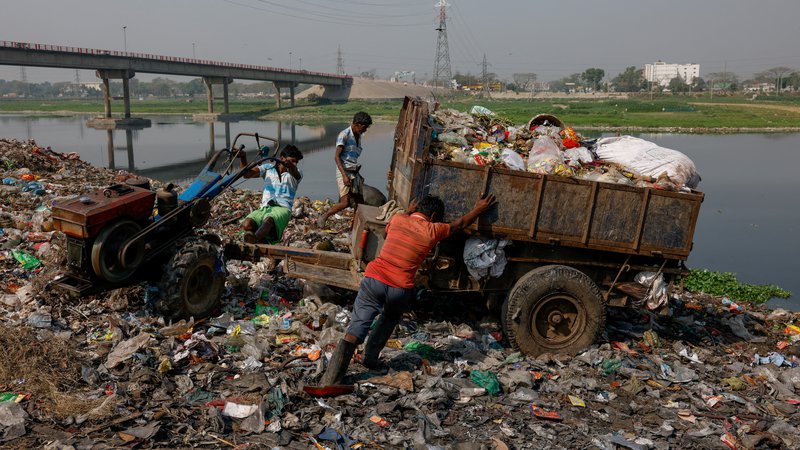 Fotografija: Evropa je industrijo in odpadke izselila v tako imenovani tretji svet, globalno pa težave niso rešene. FOTO: Mohammad Ponir Hossain/Reuters