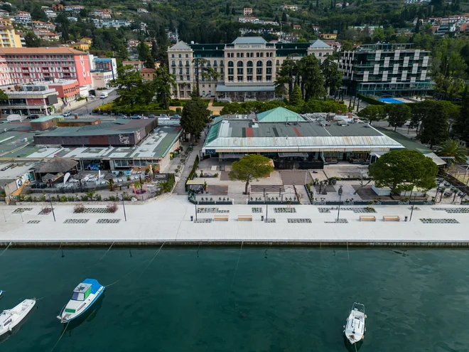Tako je zdaj urejeno središče Portoroža pred hotelom Kempinskim Palace. Foto Občina Piran