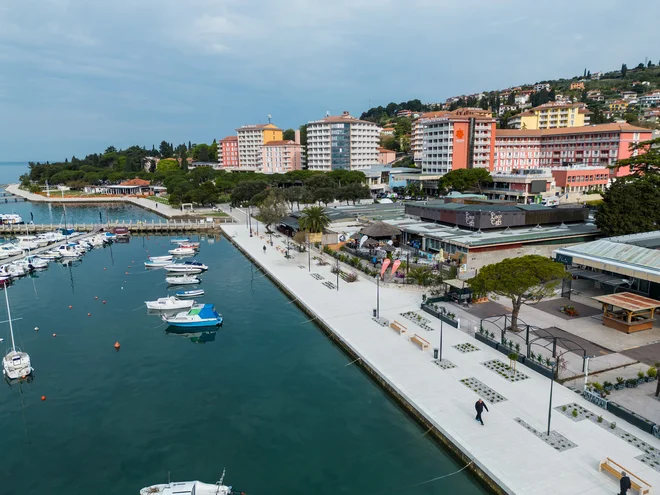 Tako so spehajališče zasnoval v Pia Studio Portorož. Precej bolj je urejen košček obale med dvema plažama v Portorožu. A še ni končano. Foto Občina Piran