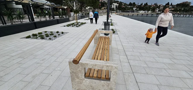 Klopi so oblikovali po starih modelih portoroških klopic, ki jih je zastavil že arhitekt Edo Mihevc. Foto Boris Šuligoj