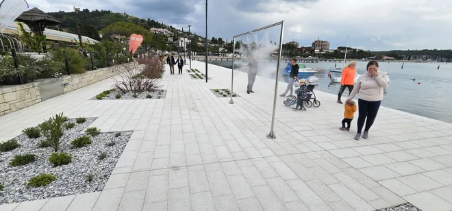 Ta del portoroškega sprehajališča zdaj sveti in cveti. Pred tem je bil 20 let v sramoto kraju. Foto Boris Šuligoj
