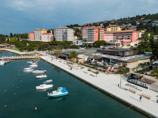 Pfenovljen del sprehajalšča ob morju. Foto Občina Piran